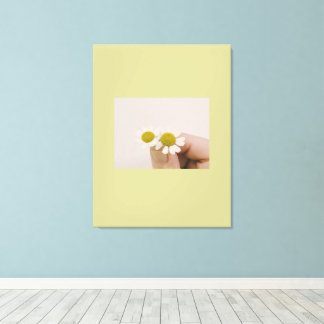 “Fingertip Daisy – Gentle Nature Wall Art” キャンバスプリント