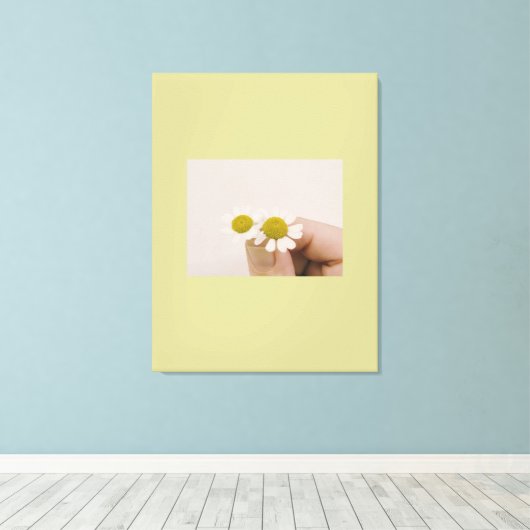 “Fingertip Daisy – Gentle Nature Wall Art” キャンバスプリント (インサイチュ (ウッドフロア))