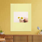 “Fingertip Daisy – Gentle Nature Wall Art” キャンバスプリント (インサイチュ (リビング))