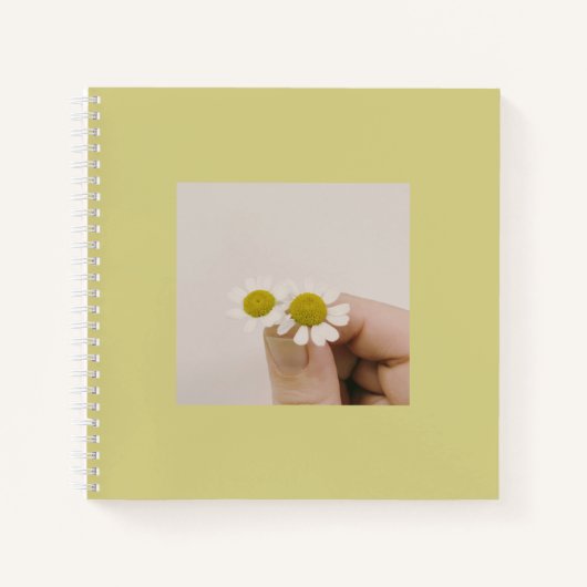 Fingertip Daisy – Soft Aesthetic Spiral Notebook ノートブック (正面)