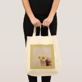 “Fingertip Daisy – Soft Botanical Tote Bag” トートバッグ (正面(商品))
