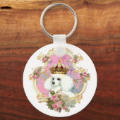 fini clr bkgrndの白いプードルウィピンクローズ金ゴールド キーホルダー (正面)