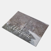 Finley River Welcome Doormatの上の雪 ドアマット (アングル)