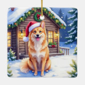 Finnish Spitz Snowy Cabin Santa Hat Christmas Art セラミックオーナメント (裏面)