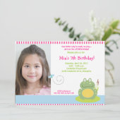Fiona the Green Pond Frog *写真*誕生日5 x 7 招待状 (スタンド正面)