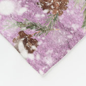 Fir Branches With Pine Cones On Snow フリースブランケット (角)