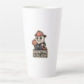 Firefighter Boo – Spooky Cute Halloween Ghost カフェラテマグ (正面)