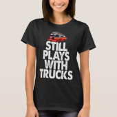 Firefighter I Still Play With Fire Trucks Tシャツ (正面)