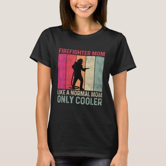 Firefighter Mom Like A Normal Mom Only Cooler Moth Tシャツ (正面)