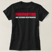 Firefighters Are Second Responders Funny Police Fi Tシャツ (デザイン正面)