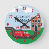 Fireman and Fire Truck with First Name Little Boy ラウンド壁時計 (正面)
