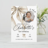 First Birthday Beige Bow Neutral Invitation Photo 招待状 (スタンド正面)