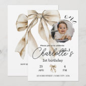 First Birthday Beige Bow Neutral Invitation Photo 招待状 (正面/裏面)