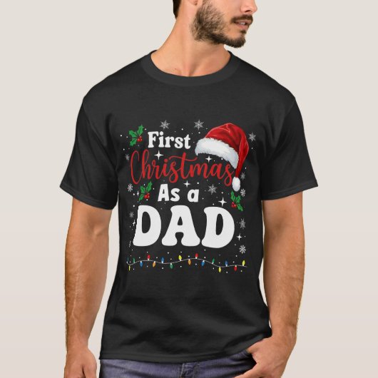 First Christmas As A Dad Family Matching New Daddy Tシャツ (正面)