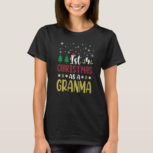 First Christmas As A Grandma Tシャツ (正面)
