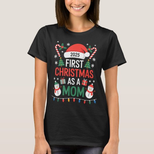 First Christmas As A Mom 2025 Family Matching Holi Tシャツ (正面)