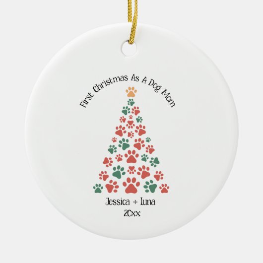 First Christmas as Dog Mom/Dad – Custom Paw Print セラミックオーナメント (正面)