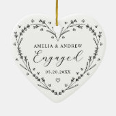 First Christmas Engaged Floral Botanical  Wreath セラミックオーナメント (裏面)