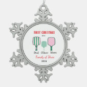 First Christmas family of three Keepsake スノーフレークピューターオーナメント (正面)