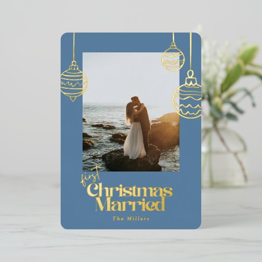 First Christmas Married Blue Bow Wedding Photo 箔シーズンカード (立ち正面)