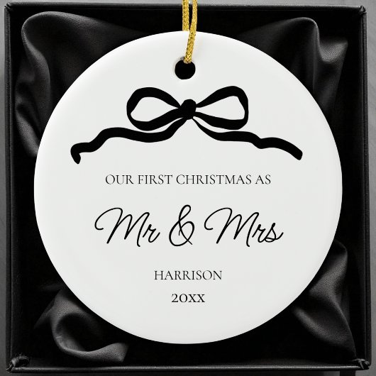 First Christmas Minimalist Newlywed Mr and Mrs セラミックオーナメント
