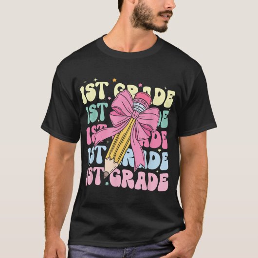 First Day Of School First Grade Pencil Coquette Tシャツ (正面)