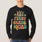 First Grad Squad Teacher Retro Groovy Easter Bunn Tシャツ (正面)