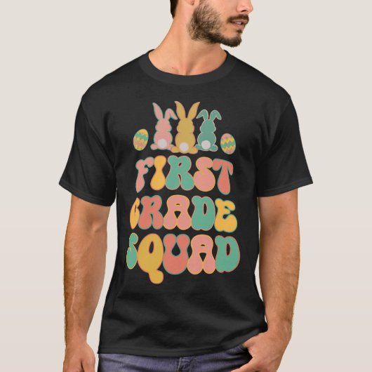 First Grad Squad Teacher Retro Groovy Easter Bunn Tシャツ (正面)