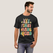 First Grad Squad Teacher Retro Groovy Easter Bunn Tシャツ (正面フル)