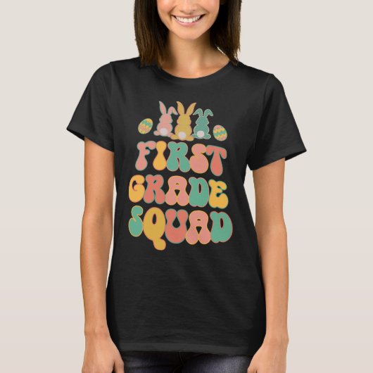 First Grad Squad Teacher  Retro Groovy Easter Bunn Tシャツ (正面)