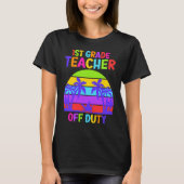 First grade class teacher on vacation teacher tシャツ (正面)