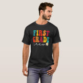 First Grade Crew Back to School Retro Teacher Stud Tシャツ (正面フル)