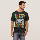 First Grade Level Unlocked Back To School Gamer Tシャツ (正面フル)