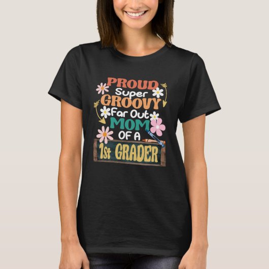First Grade Proud Groovy Far Out Mom Of A 1st Grad Tシャツ (正面)