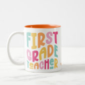 First Grade Teacher Colorful Typography ツートーンマグカップ (左)