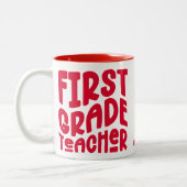 First Grade Teacher Red Text ツートーンマグカップ (左)