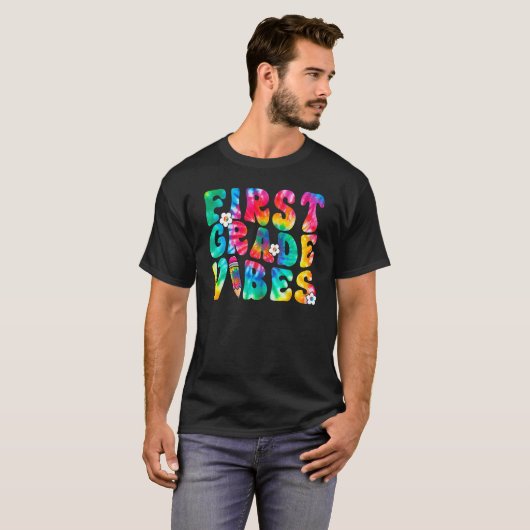 First Grade Vibes First Day Back To School Tie Dye Tシャツ (正面フル)