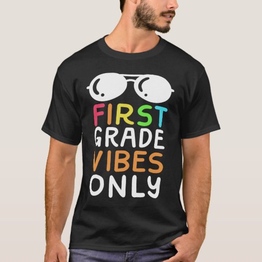 First Grade Vibes Only Funny First Grader School A Tシャツ (正面)