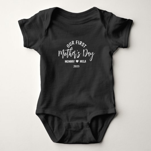 First Mother Day Shirt 2025、Our First Mothers Day ベビーボディスーツ (正面)