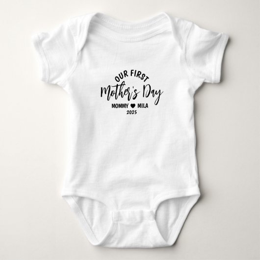 First Mother Day Shirt 2025、Our First Mothers Day ベビーボディスーツ (正面)