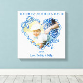 First Mother's Day Photo Heart Frame Baby Blue Bow キャンバスプリント (インサイチュ (ウッドフロア))