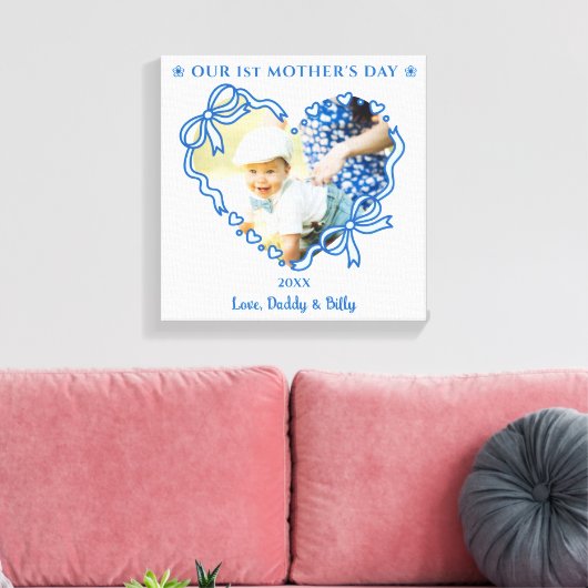 First Mother's Day Photo Heart Frame Baby Blue Bow キャンバスプリント (インサイチュ (リビング))
