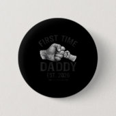 First Time Daddy Est 2026 Fist Bump New Dad Father 缶バッジ (正面)