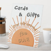 First Trip のまわりに The Sun 1st Birthday Card & Gift 台座サイン (インサイチュ)