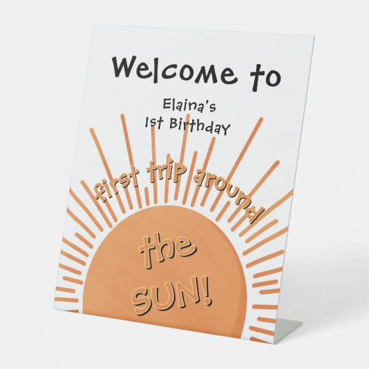 First Trip のまわりに The Sun 1st Birthday Welcome 台座サイン (正面)