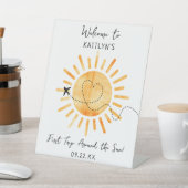 First Trip のまわりに The Sun 1st Birthday Welcome 台座サイン (インサイチュ)