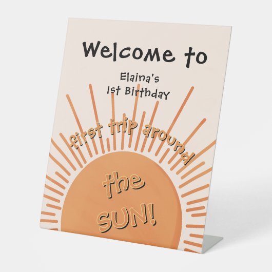 First Trip のまわりに The Sun 1st Birthday Welcome 台座サイン (正面)