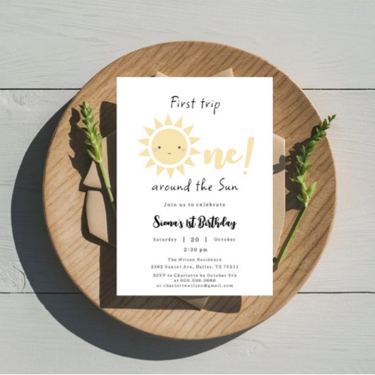 First Trip のまわりに The Sun Cute 1st Birthday 招待状