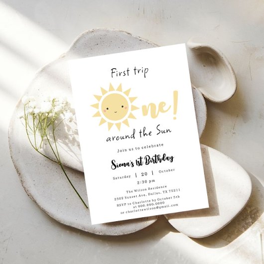 First Trip のまわりに The Sun Cute 1st Birthday 招待状