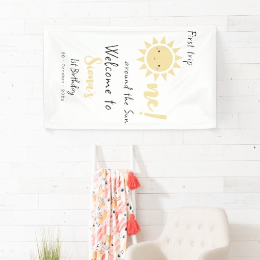First Trip のまわりに The Sun Cute 1st Birthday 横断幕 (インサイチュ)